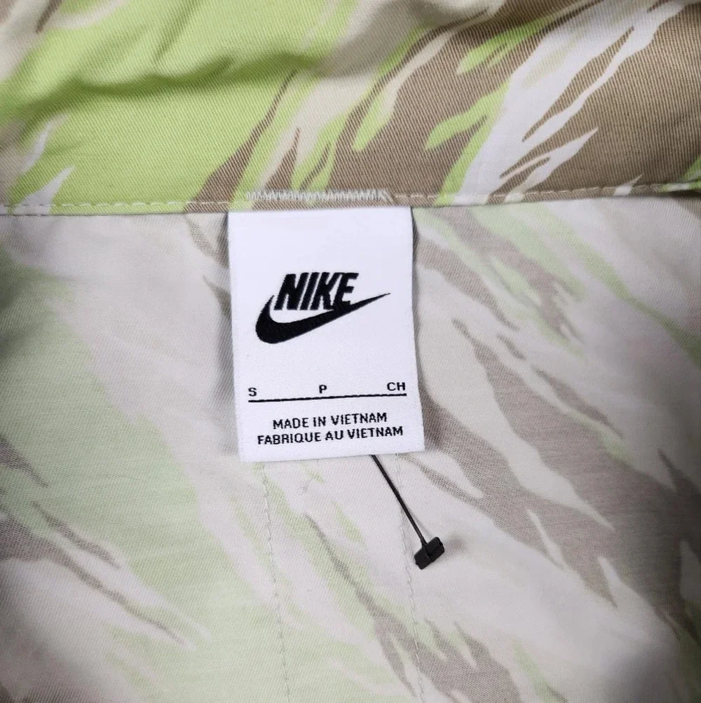 Nike Lightweight Zip Up Jacket - Picture 2 of 4